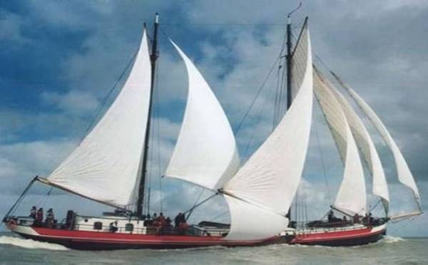Traditionele zeilcharter van de Bruine Vloot