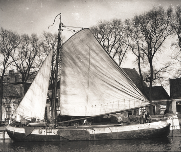 Historisch beurtschip in Enkhuizen, begin twintigste eeuw