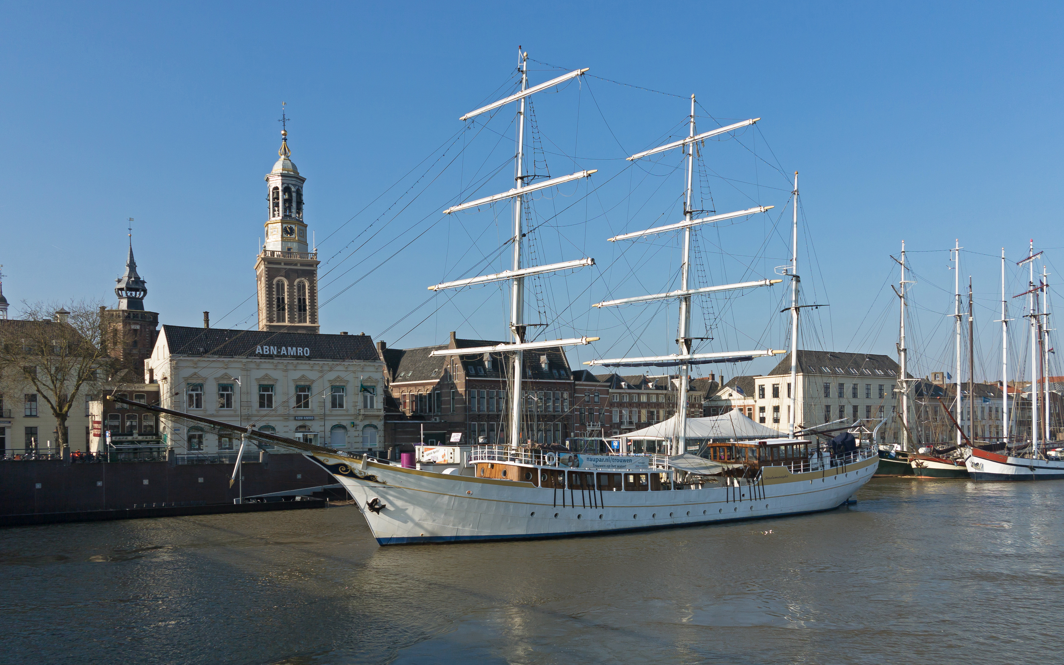 De IJsselkade in Kampen met de Nieuwe Toren