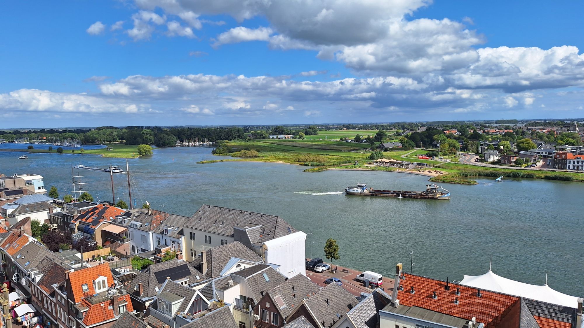Luchtfoto van Kampen met de IJsseldelta van bovenaf