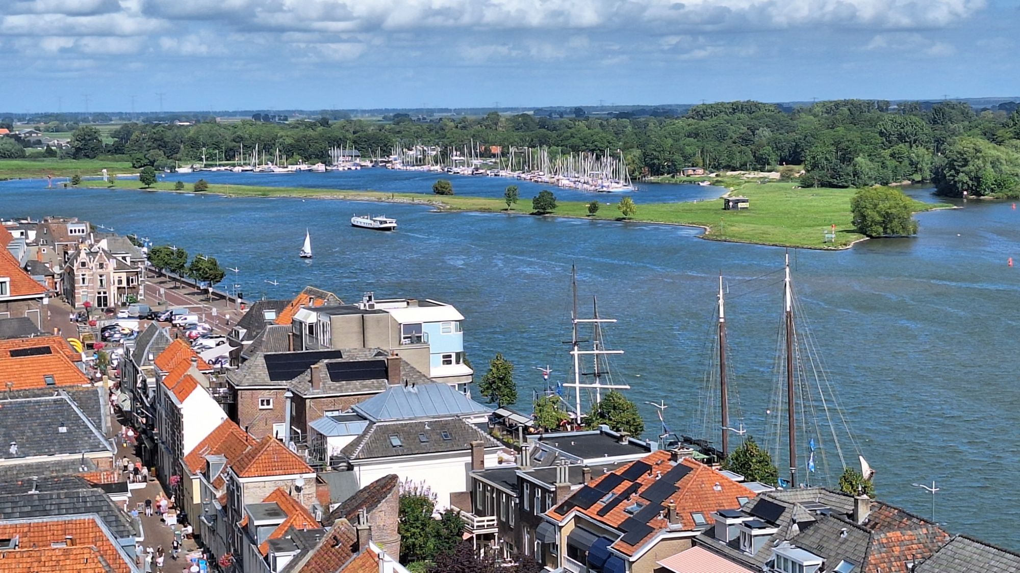 Luchtfoto IJsselkade en de brede IJssel met Kampereiland