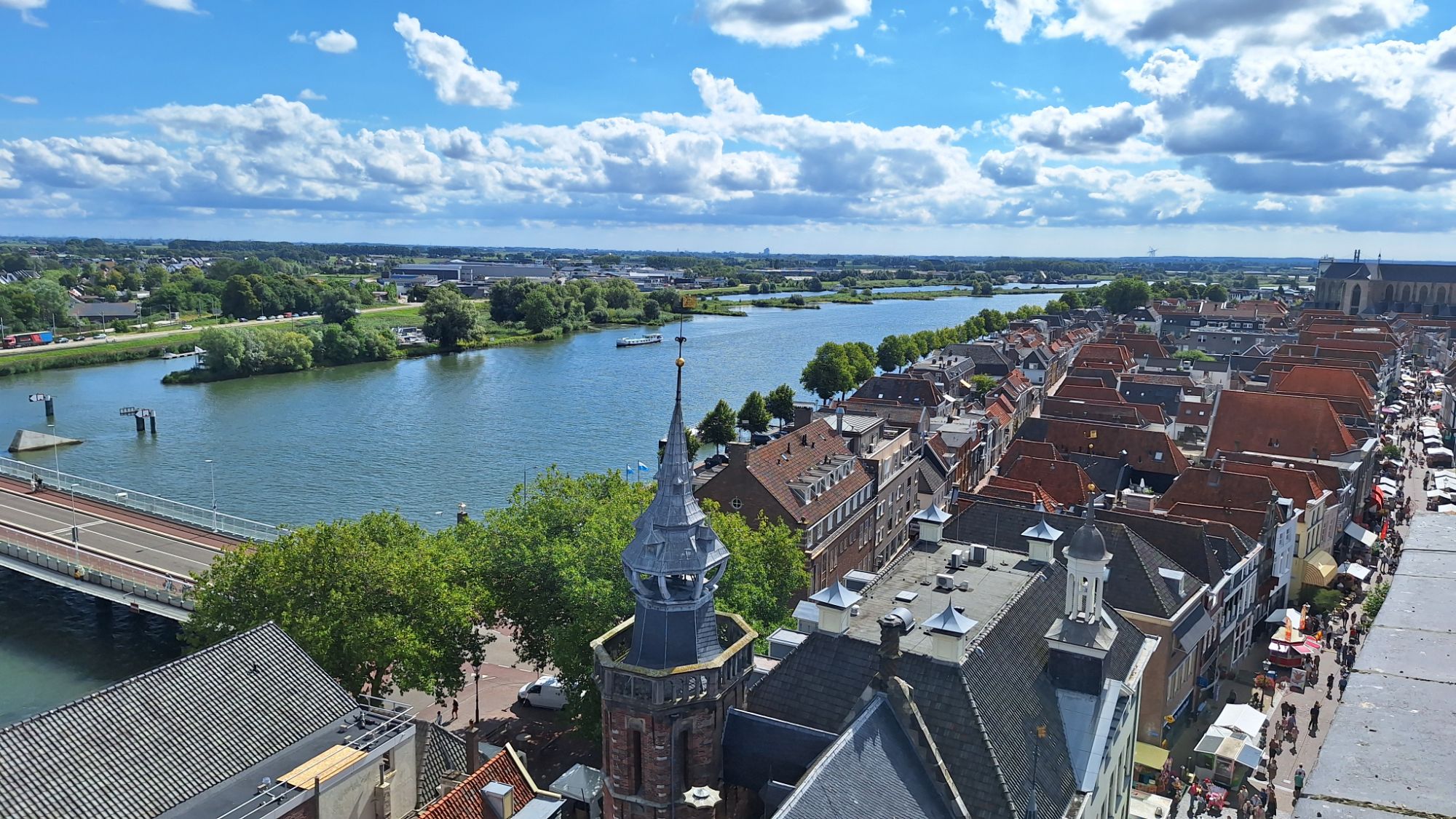 Luchtfoto binnenstad Kampen met de Koornmarktspoort en de IJssel