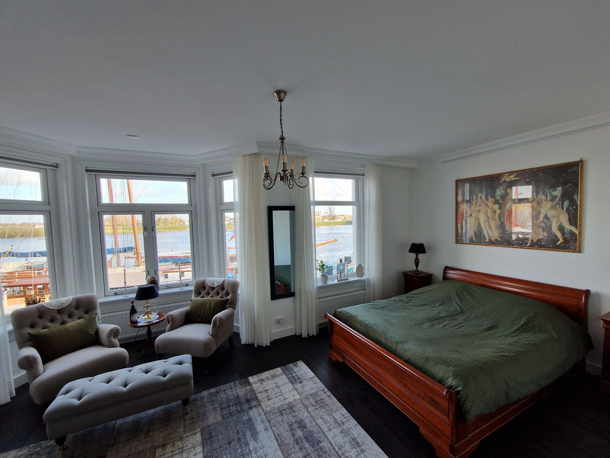 Overzicht kamer met IJssel-uitzicht
