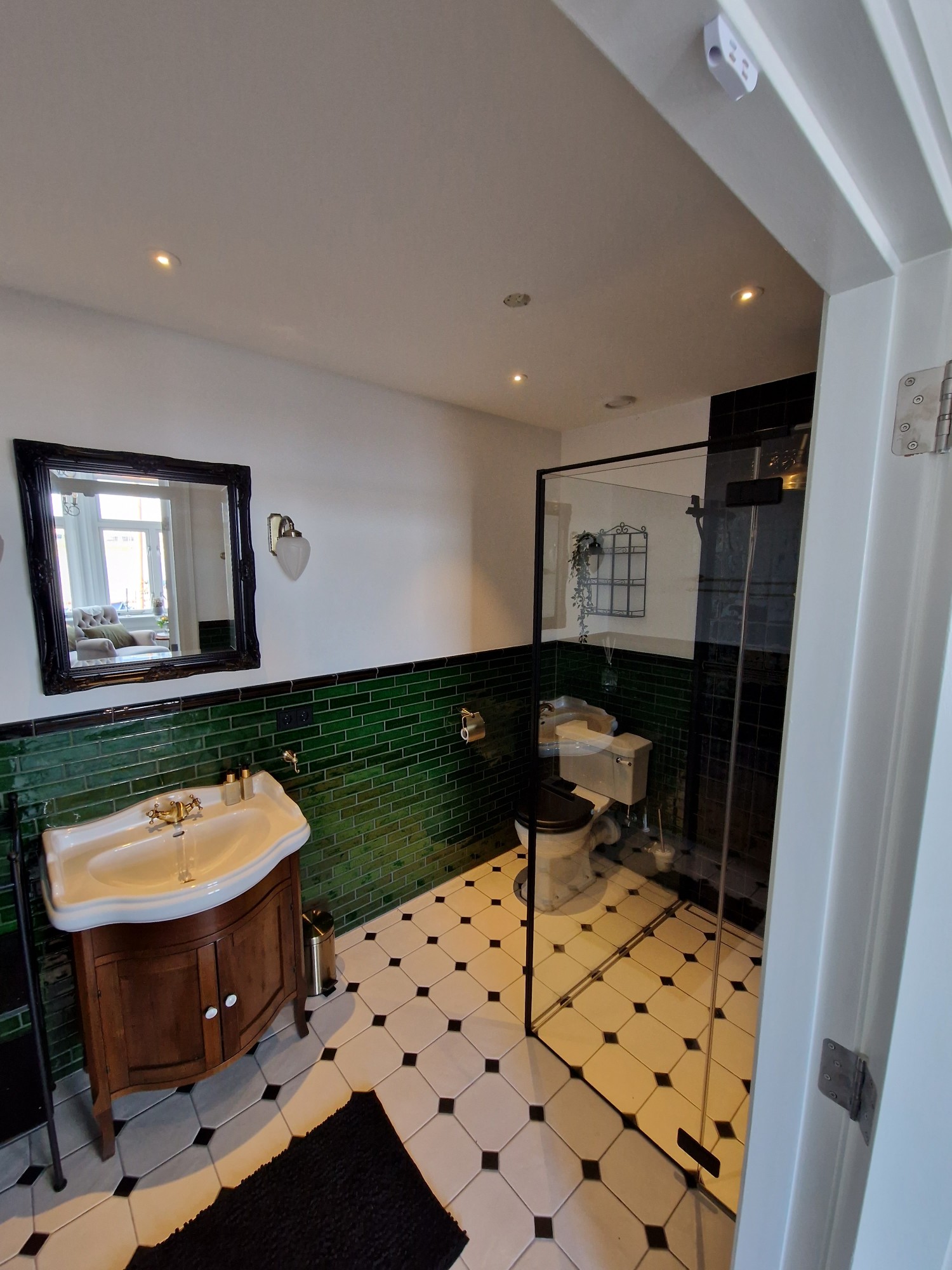 Badkamer met groene tegels