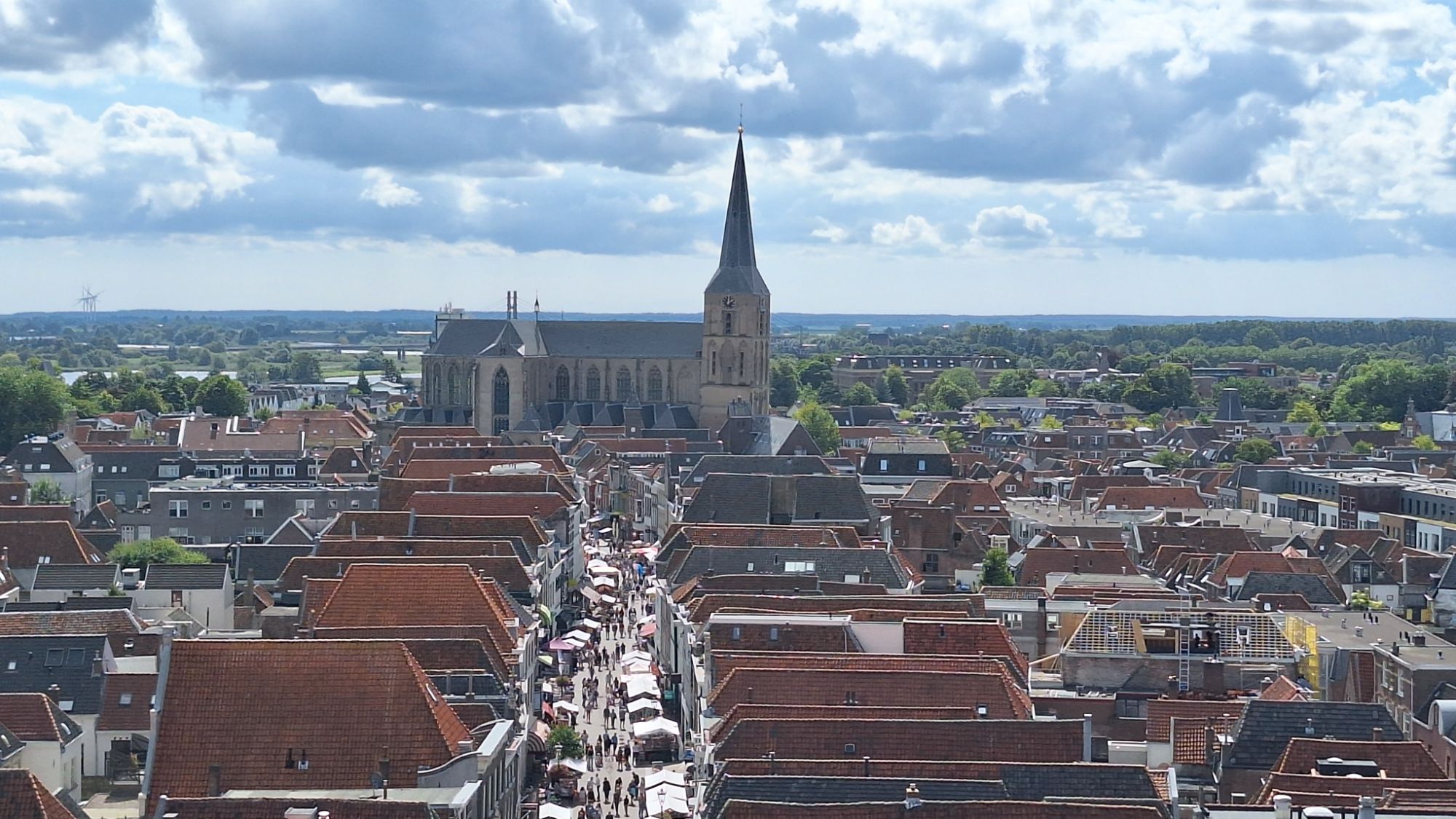 Uitzicht vanaf de Nieuwe Toren over de Oudestraat met de Bovenkerk op de achtergrond