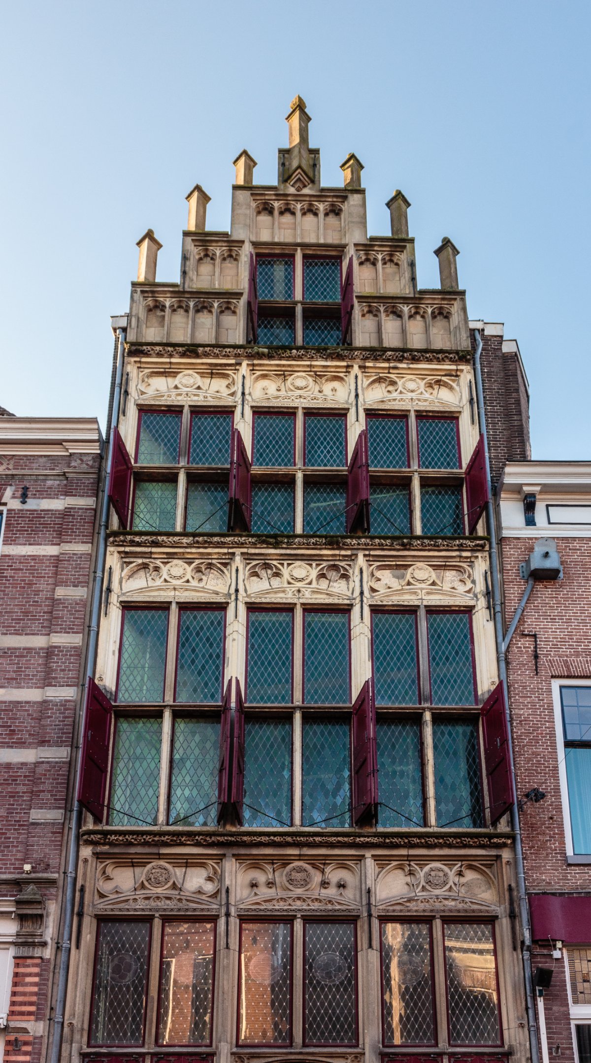 De Gotische Gevel aan de IJsselkade in Kampen — huisvesting van het Nationaal Tabaksmuseum